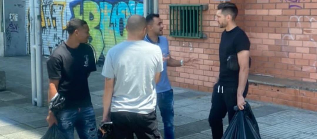 Luis Miranda, Andrés Correa, Marlon Piedrahita y Gerardo Ortiz recogieron sus pertenencias en bolsas negras.