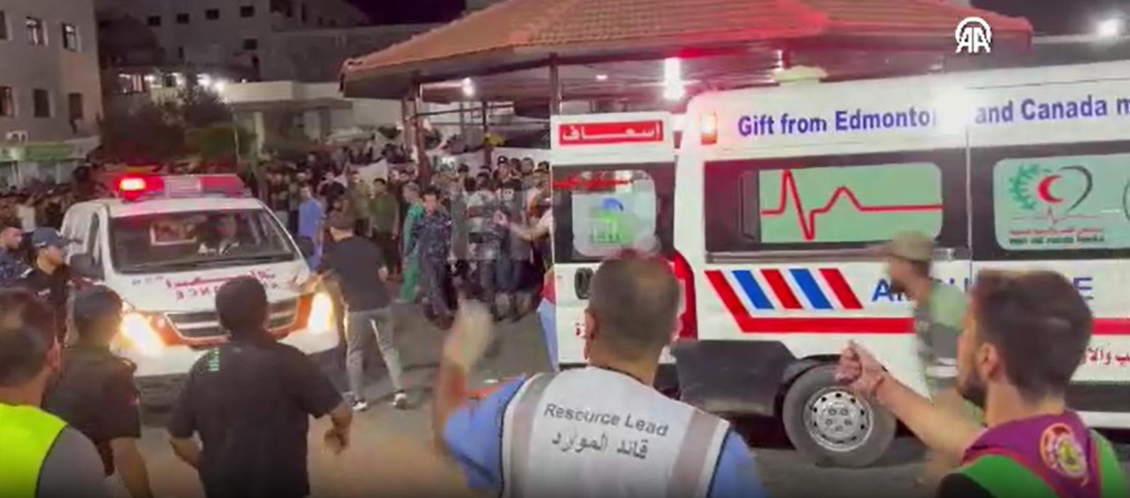 Ambulancias trasladan a heridos después del bombardeo en el hospital en el centro de Gaza