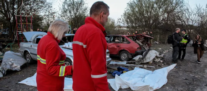  Los servicios de emergencia trabajan en el lugar del ataque militar en la región ucraniana de Járkov.