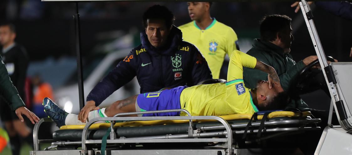 Neymar se lesionó durante el partido que Brasil disputó contra Uruguay, en Montevideo.