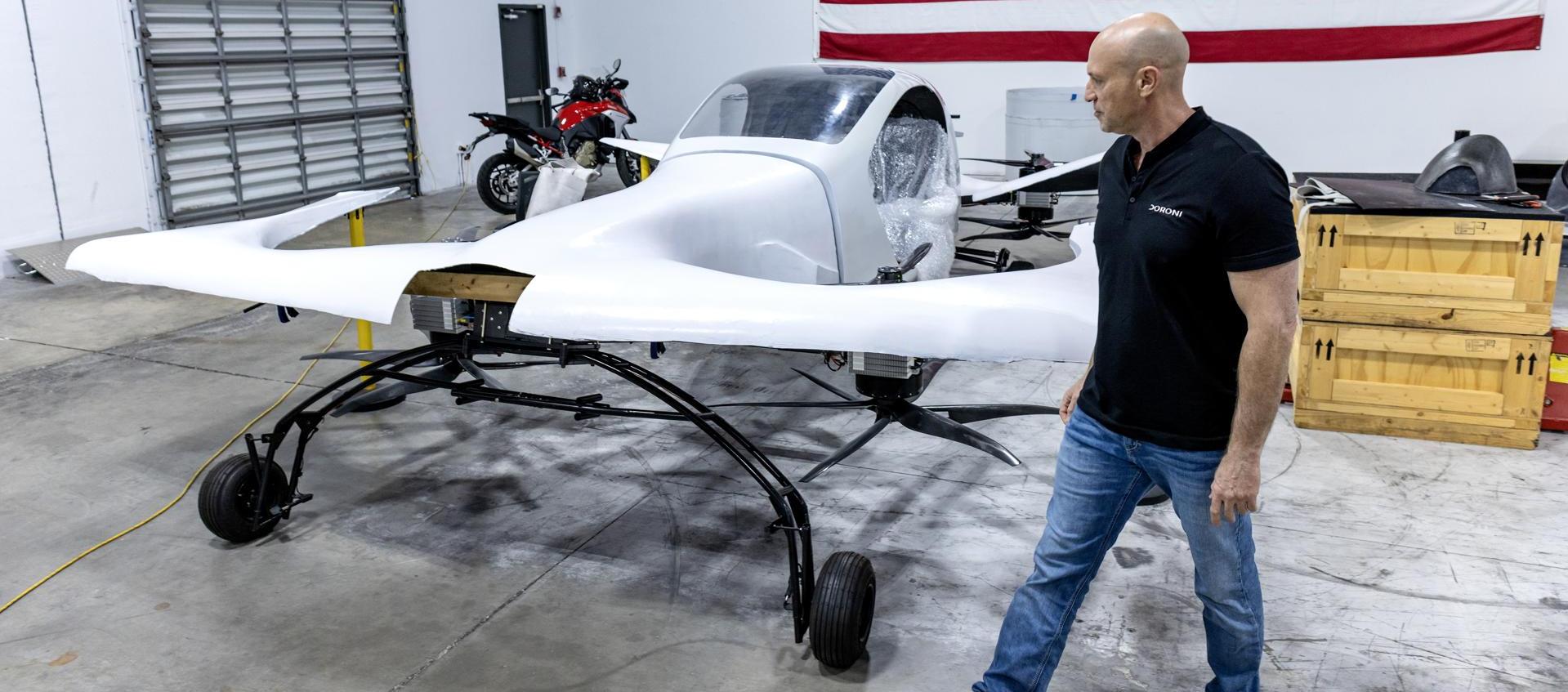 El fundador y director ejecutivo de Doroni Aerospace, Doron Merdinger, comprueba el prototipo de su avión.