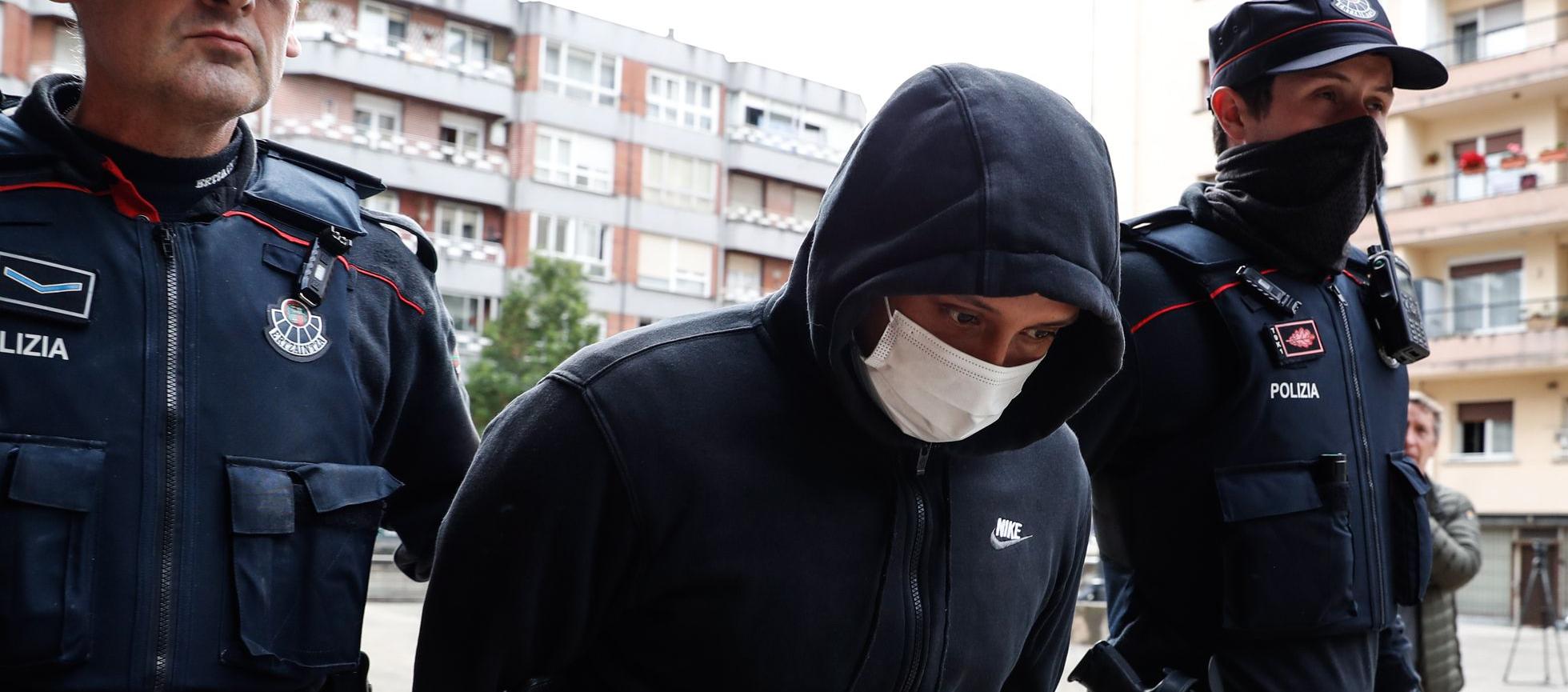 Nelson David M.B., siendo capturado por las autoridades españolas.