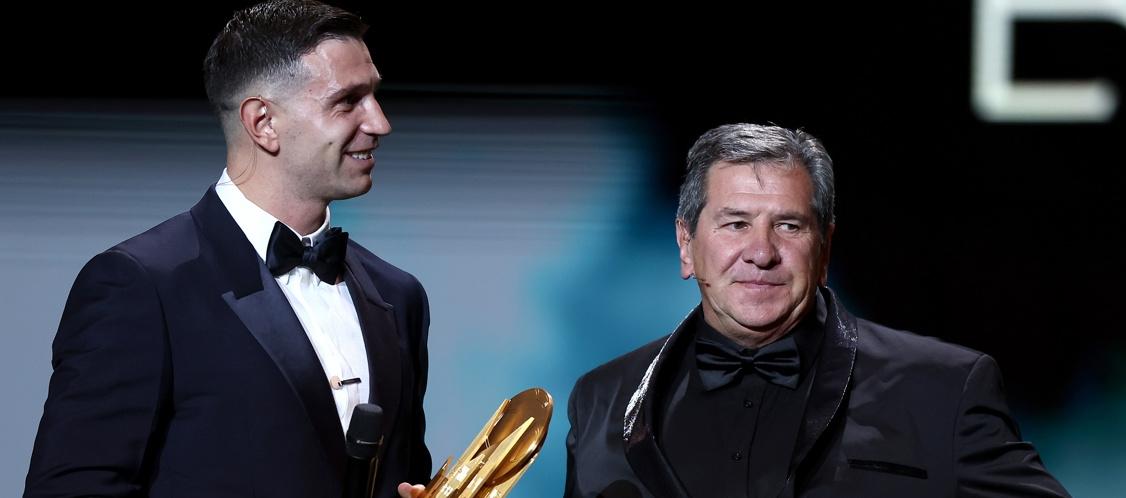 Emiliano 'Dibu' Martínez recibió el premio de su padre, Alberto.