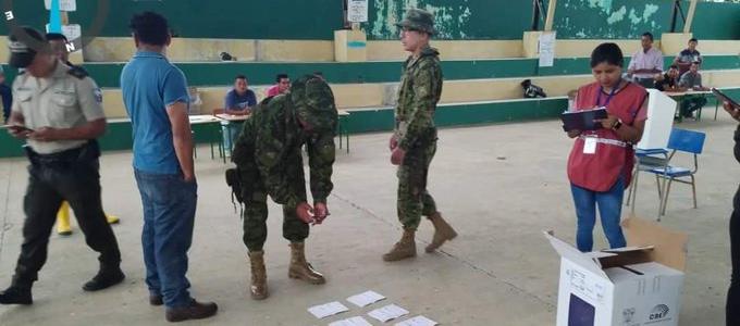 Las tarjetas electorales marcadas por el ciudadano de la mesa electoral que fue detenido en Ecuador