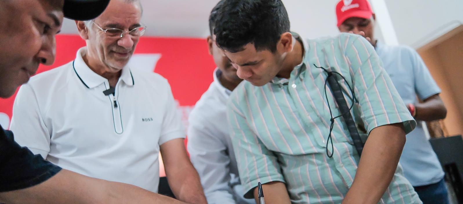 El candidato Eduardo Verano firma el acuerdo para trabajar con varias organizaciones de y para personas con discapacidad