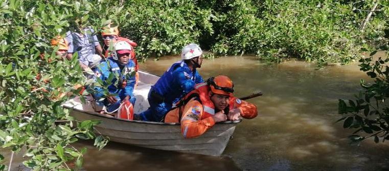 Armada, Bomberos y Cruz Roja participan en la búsqueda.