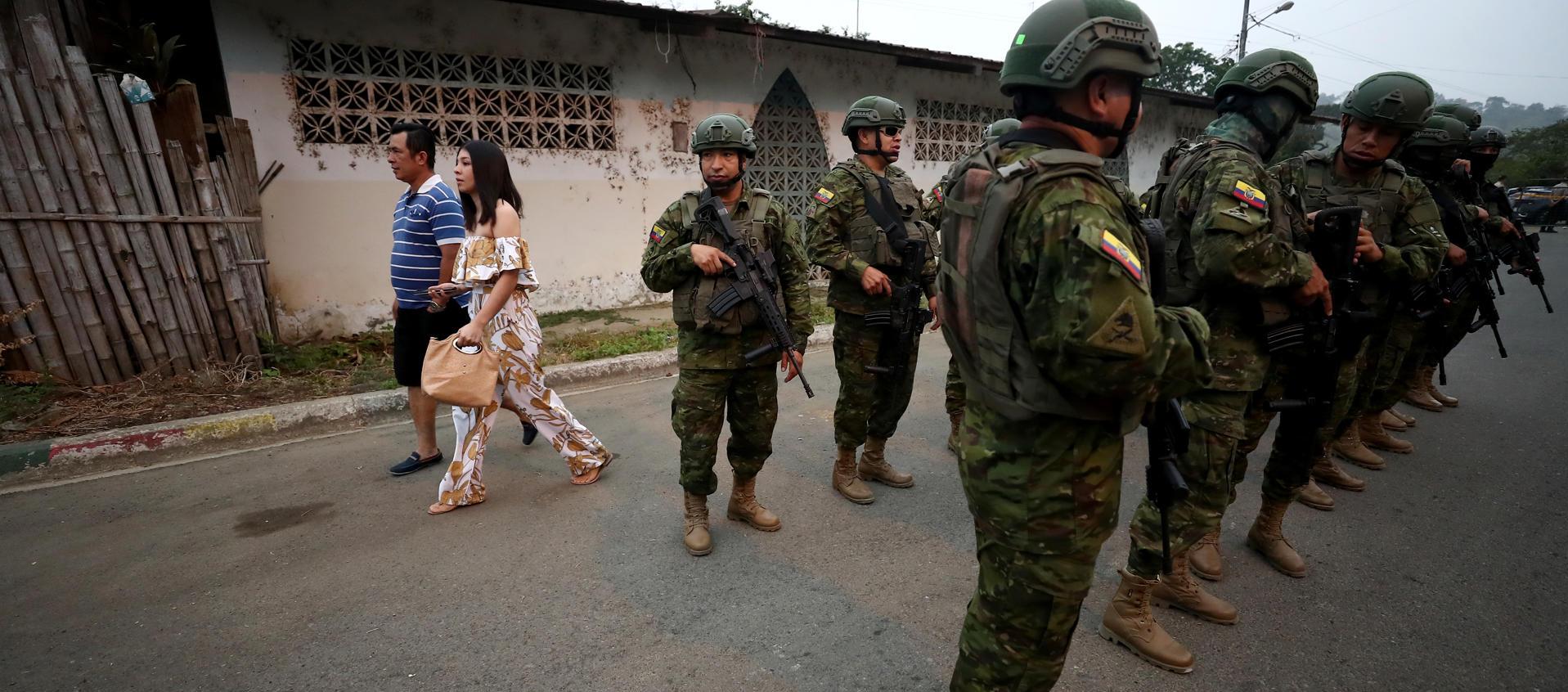 Soldados desplegados frente al colegio electoral en Canuto, provincia de Manabí, Ecuador