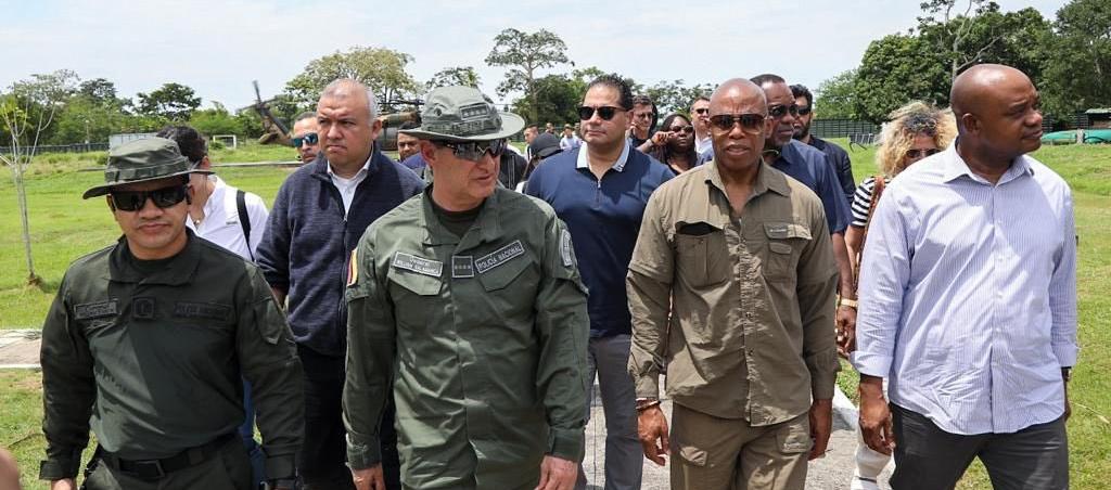 El alcalde de Nueva York, Eric Adams, con el embajador en EE.UU. Luis Gilberto Murillo, en la visita a Necoclí