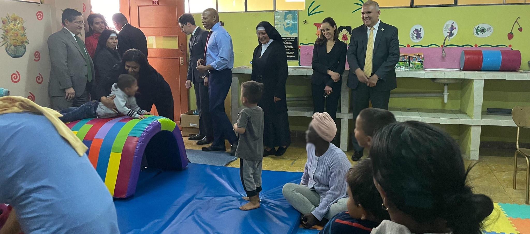 Eric Adams en el centro para migrantes de la Fundación Gotitas en Quito