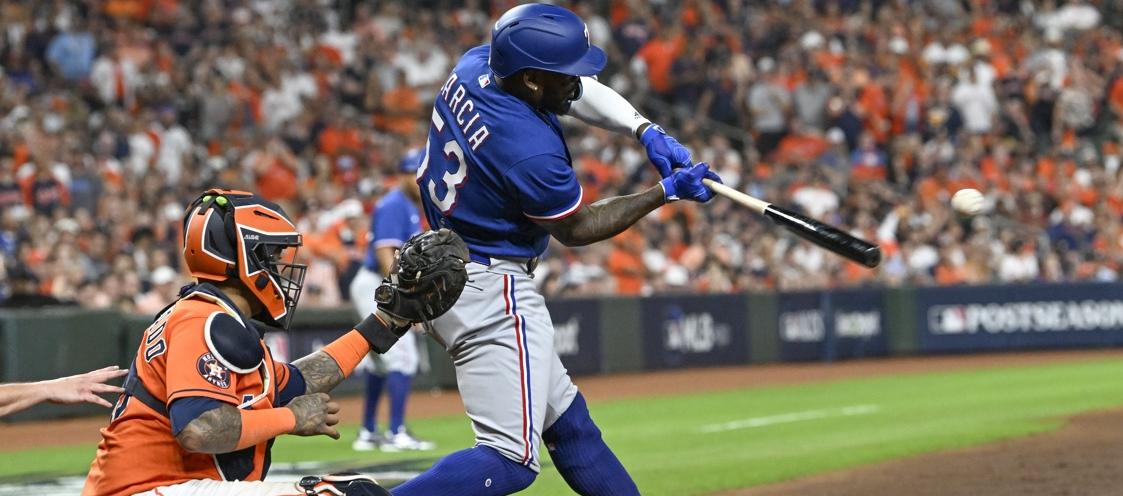 Adolis García conecta el lanzamiento de Ryne Stanek osea sacarla con las bases llenas en el noveno inning. 