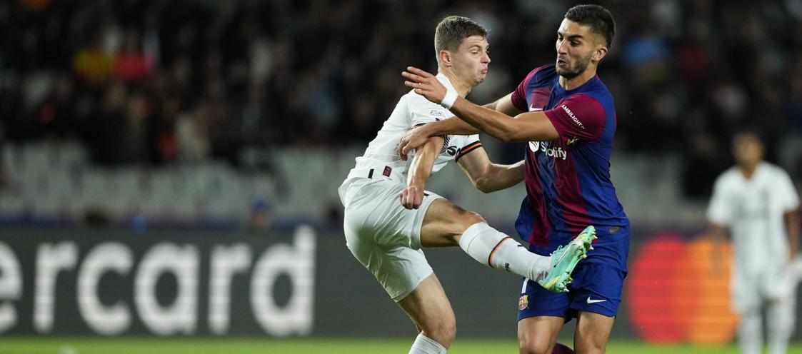 Ferrán Torres disputa un balón ante el defensa Valeriy Bondar, del Shakhtar.