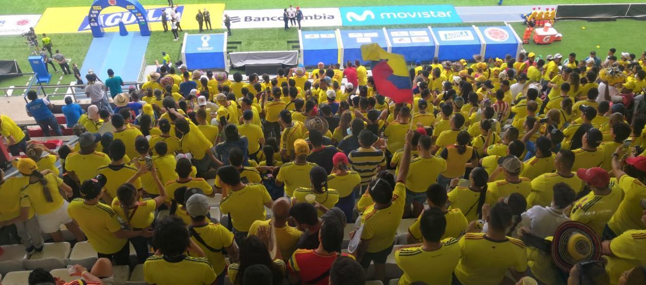 Hinchas de la selección en el estadio.