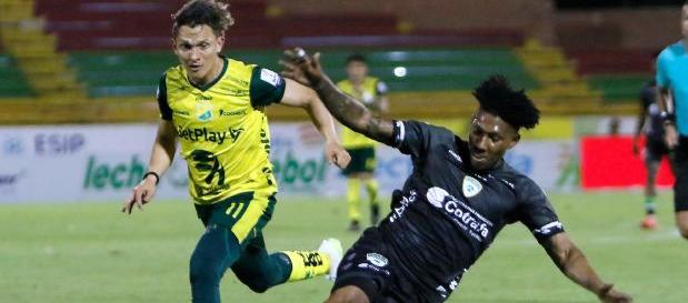 Acción del partido entre Atlético Huila y La Equidad, disputado en Neiva. 