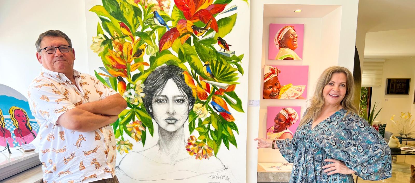 Miguel Iriarte, curador de 'Musa Galería de Arte', y la directora Cielo Támara con el fondo de una obra de Carla Celia y Joaquín Botero