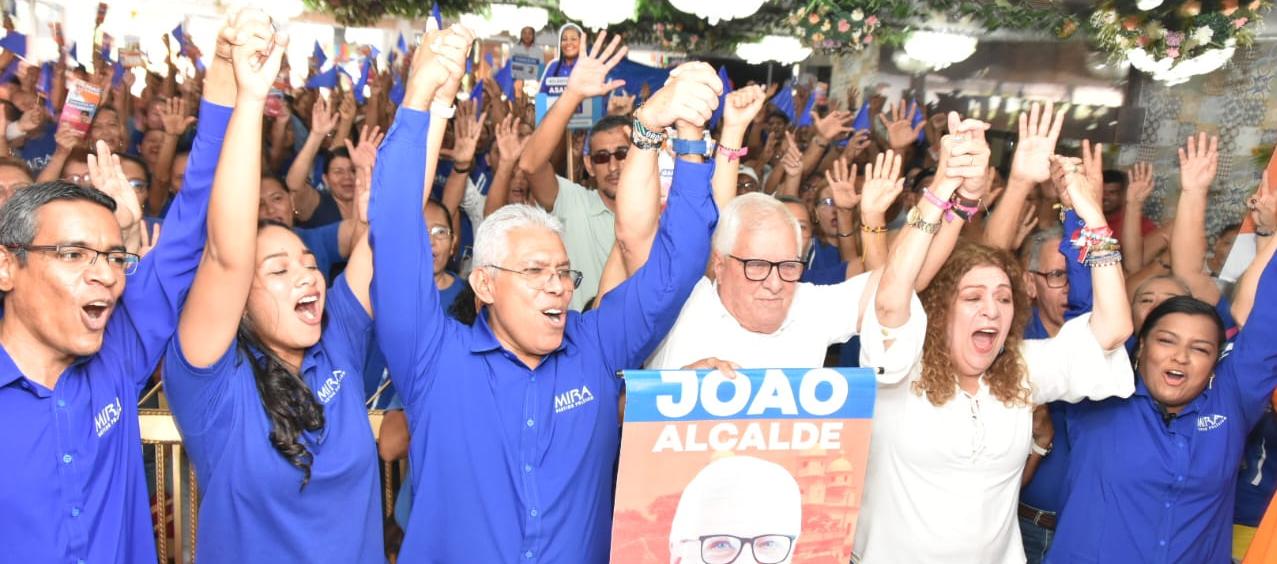 Joao Herrera con representantes del partido Mira tras oficializarle su apoyo.