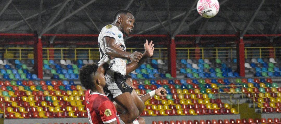 Acción del encuentro entre Llaneros y Barranquilla FC, en Villavicencio. 