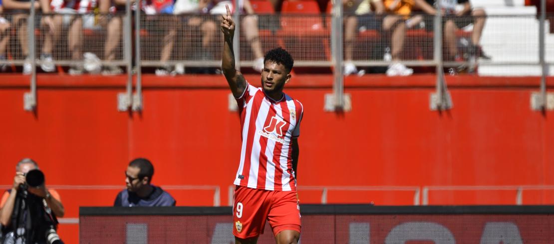Luis Suárez festeja uno de sus tres goles ante el Almería. 