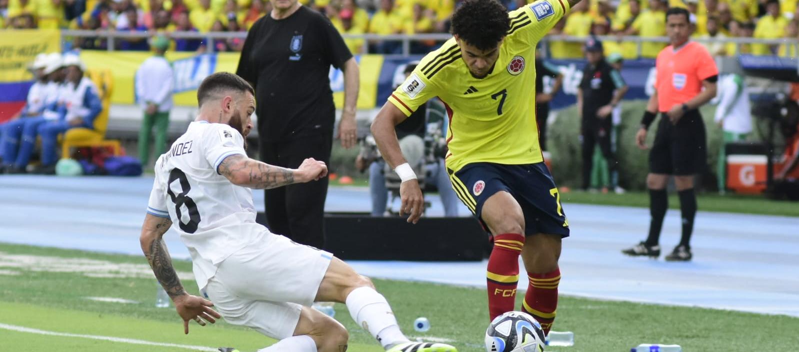 Luis Díaz en un duelo con el lateral uruguayo Nahitan Nández.