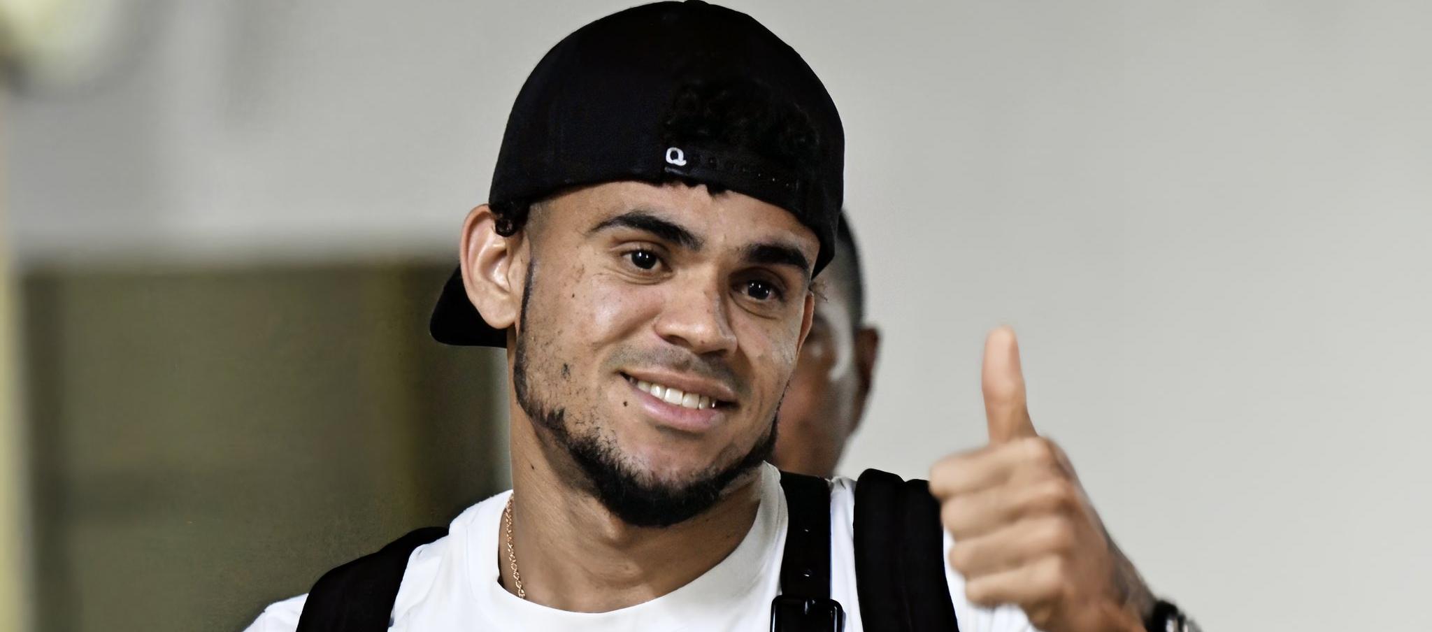 Luis Díaz saluda a su llegada al sitio de concentración de la Selección Colombia. 