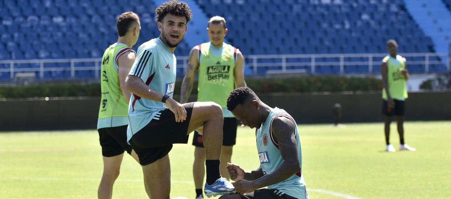 Luis Díaz con Cristian Borja durante un entrenamiento de Colombia en el estadio Roberto Meléndez.