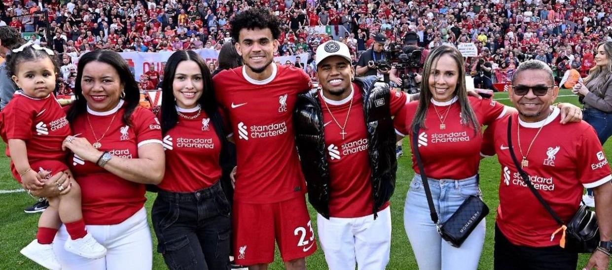 Luis Díaz compartiendo con su familia en Inglaterra.