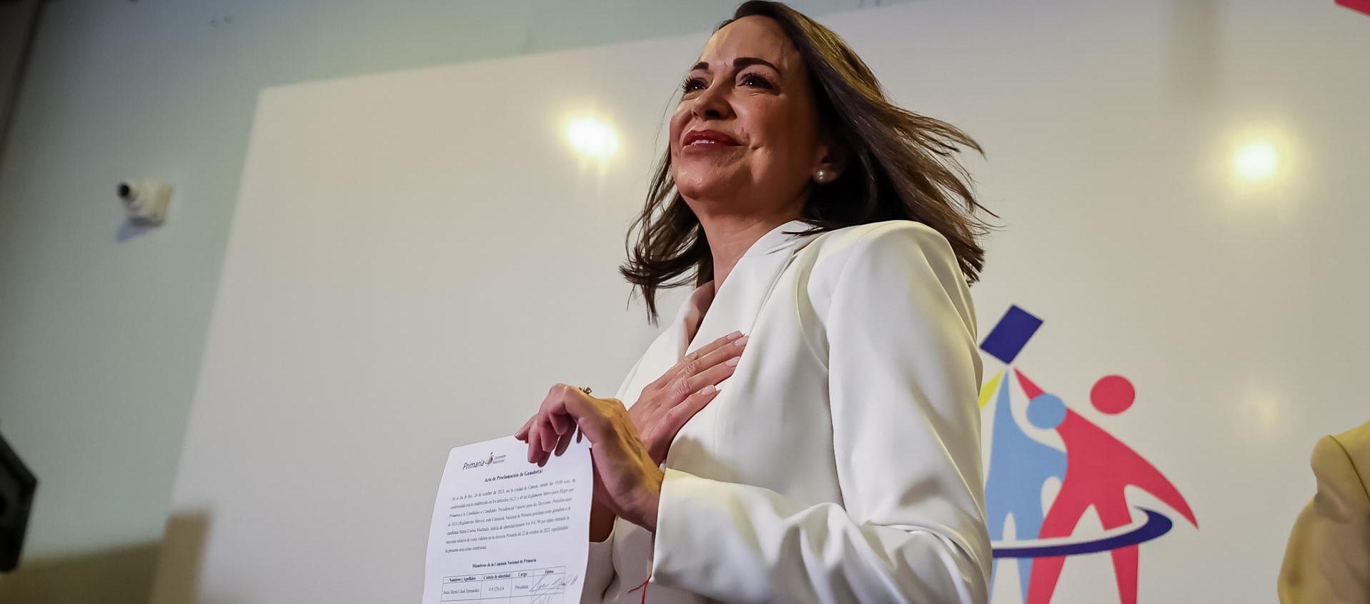 María Corina Machado con el documento de la Comisión Nacional de Primarias que la proclama como ganadora de las elecciones internas de la oposición