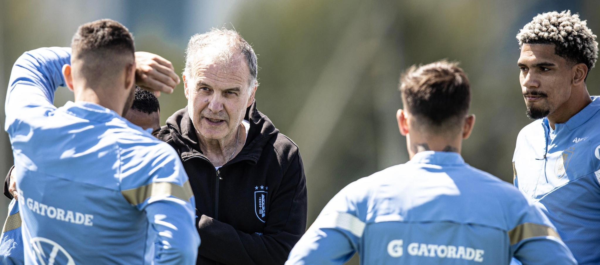 Marcelo Bielsa charla con sus jugadores durante un entrenamiento. 