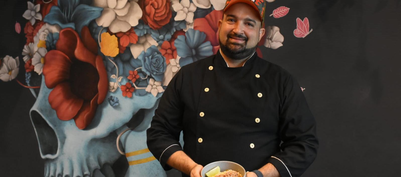 Michel Janna, chef-propietario de 'La Catrina', con uno de los platos tradicionales de su restaurante