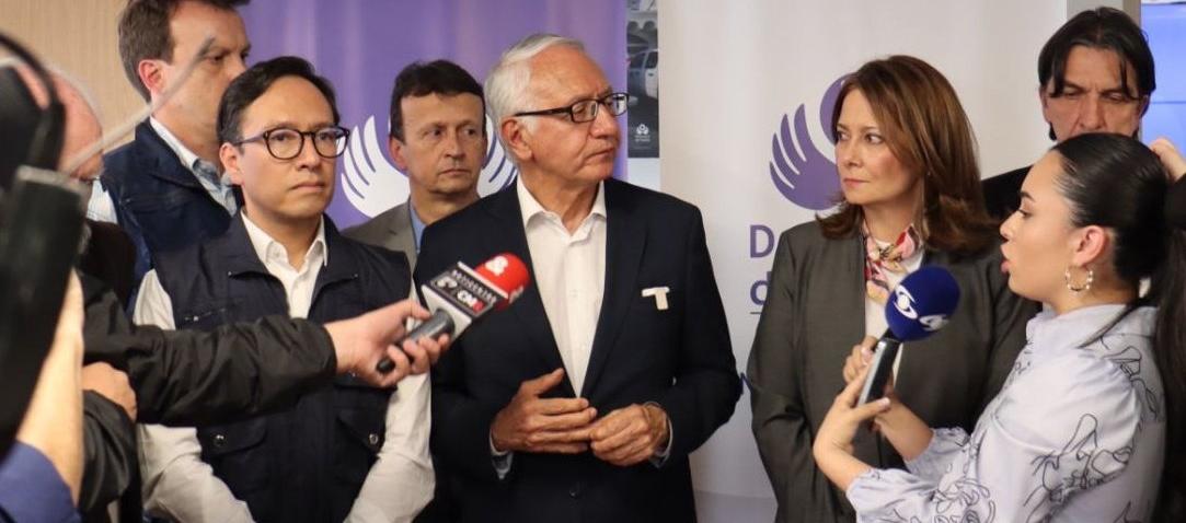 El MinSalud, Guillermo Alfonso Jaramillo y la presidente de Acemi, Ana María Vesga.