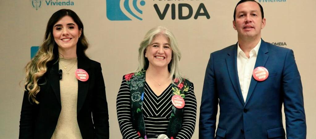 La MinVivienda, Catalina Velasco, junto a la presidenta del Fondo Nacional del Ahorro, Laura Milena Roa, y el presidente de Findeter, Juan Carlos Muñiz