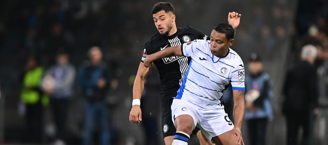 Luis Fernando Muriel disputa la pelota con Jusuf Gazibegovic, del Sturm Graz.