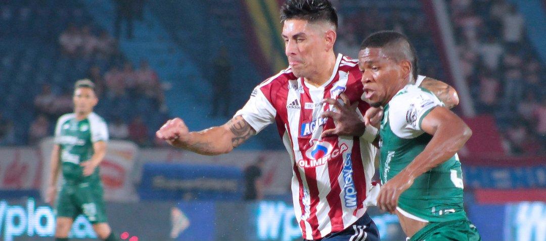 Emmanuel Olivera en un duelo con Jhildrey Castro.