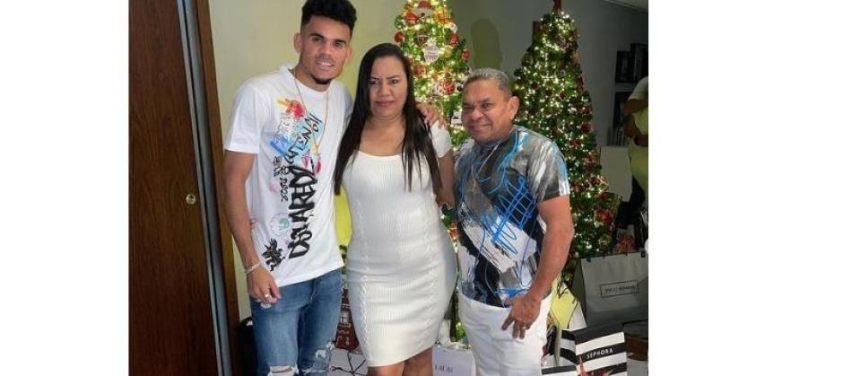 Luis Díaz junto con sus padres.