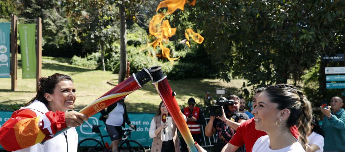 El fuego panamericano recorre las calles de Santiago rumbo al Estadio Nacional. 