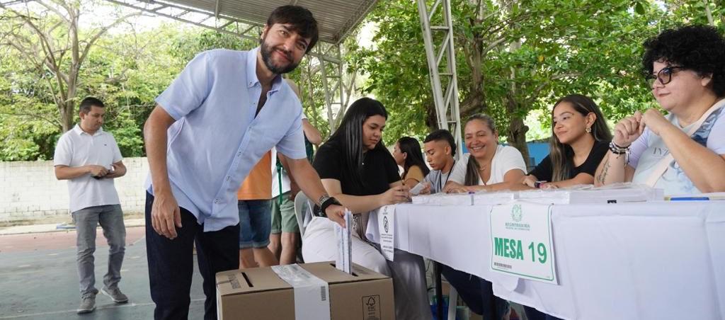 El alcalde de Barranquilla, Jaime Pumarejo, votó en el Colegio La Enseñanza. 