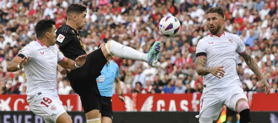 Federico Valverde intenta dominar la pelota ante la mirada atenta de Sergio Ramos.