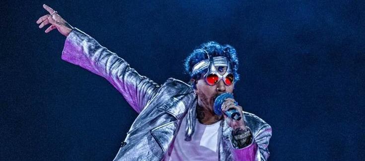 Rauw Alejandro en medio de un concierto.