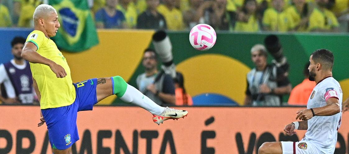 Richarlison intenta dominar la pelota ante la presión de Tomás Rincón.