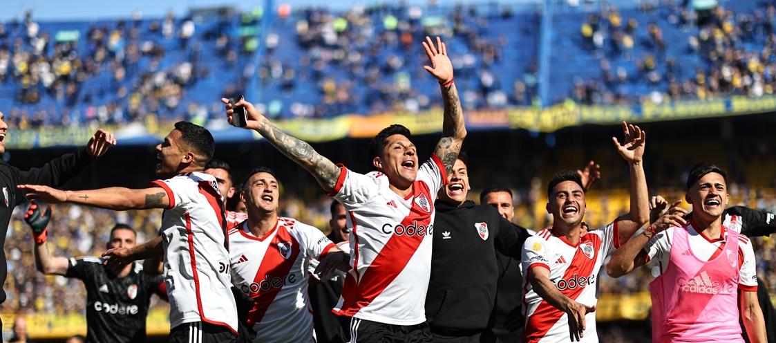 Jugadores de River Plate celebrando la victoria tras el final del partido en la Bombonera. 