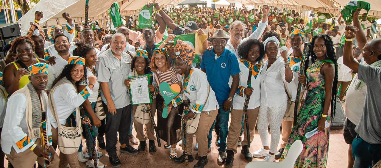 El director de la ANT, Gerardo Vega, y miembros del Consejo Comunitario Ma Kankamaná.