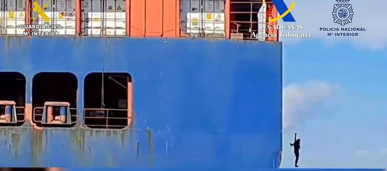 La Guardia Civil captó el momento en que los hombres se lanzan al mar