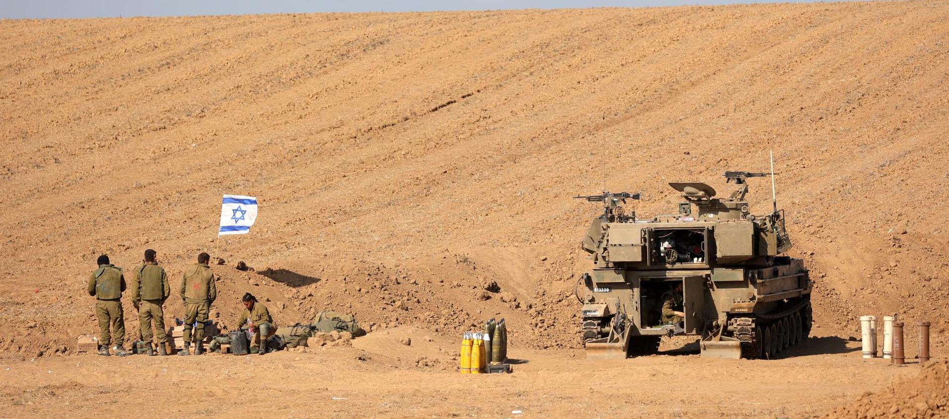 Soldados israelíes permanecen a lo largo de la frontera con Gaza, en el sur de Israel.