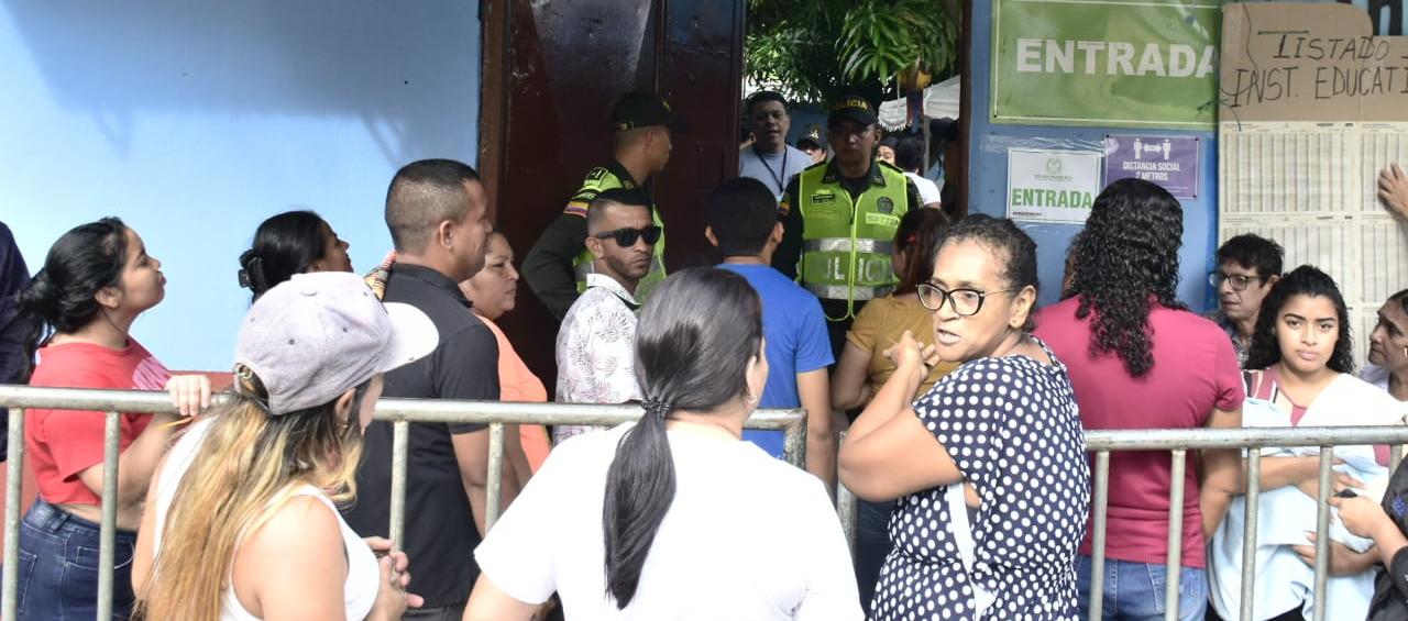 Oficiales de Policía en la entrada del Colegio Noroccidental sede Villa Muvdi.