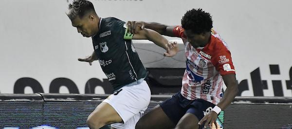 Teófilo Gutiérrez en un duelo con Didier Moreno. 