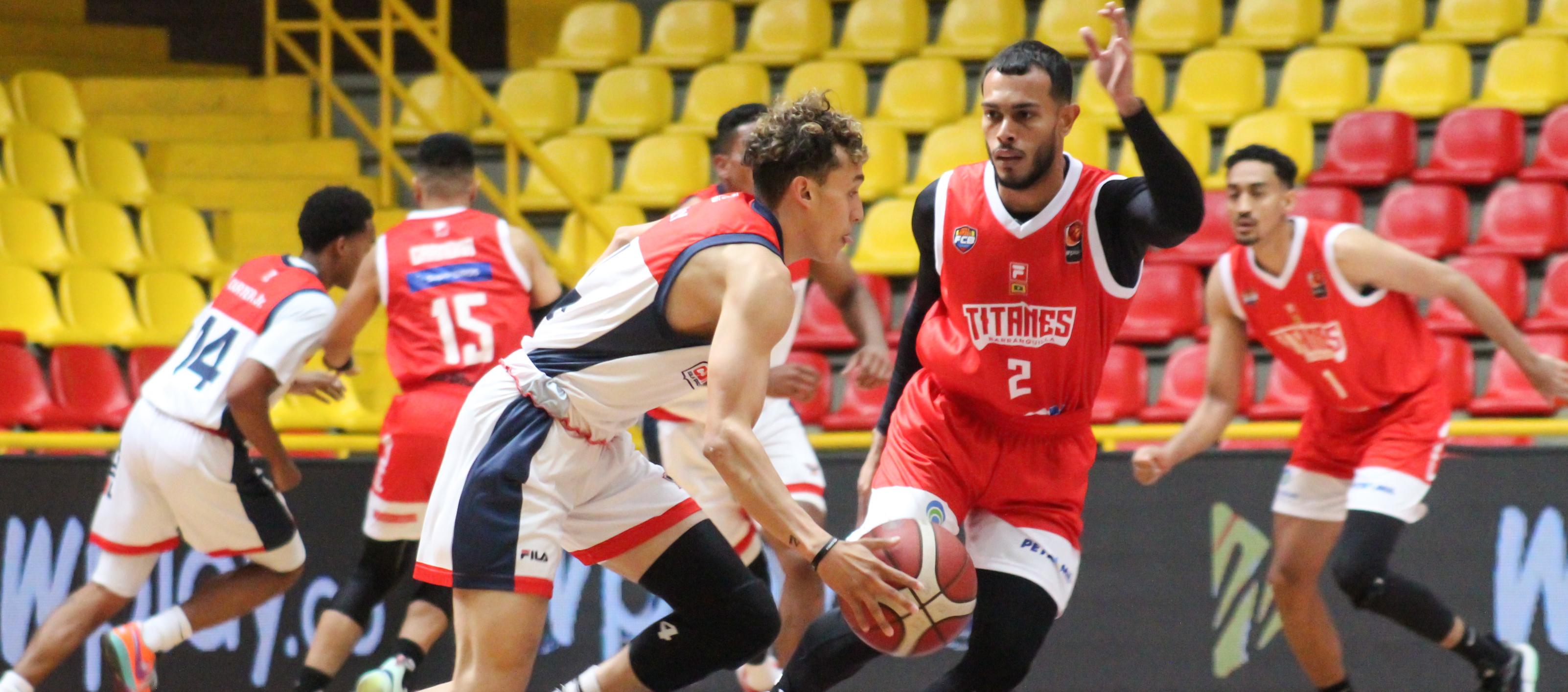 Javi González, de Titanes, intenta detener un ataque de Cóndores. 