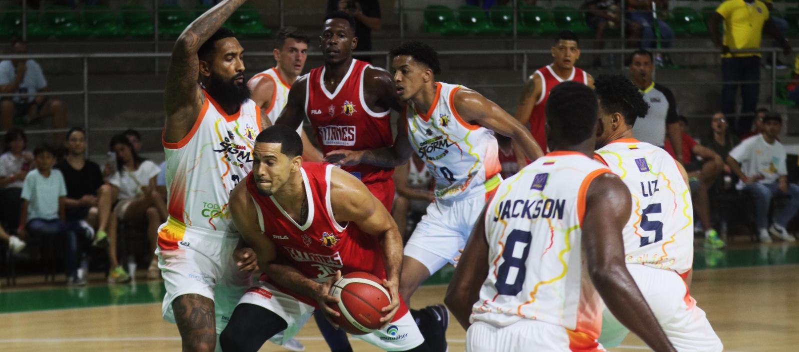 Eloy Vargas peleando para anotar en la pintura ante Caribbean.