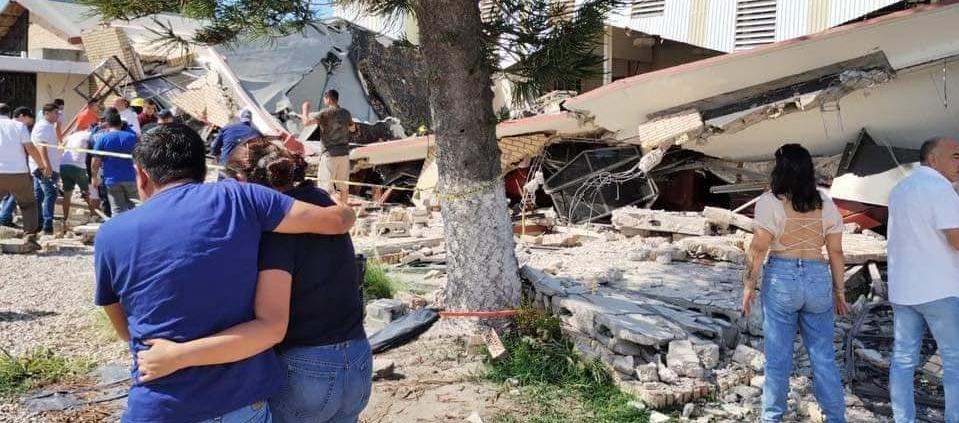 Personas observan el epicentro de la tragedia en la iglesia  Santa Cruz, Tamaulipas