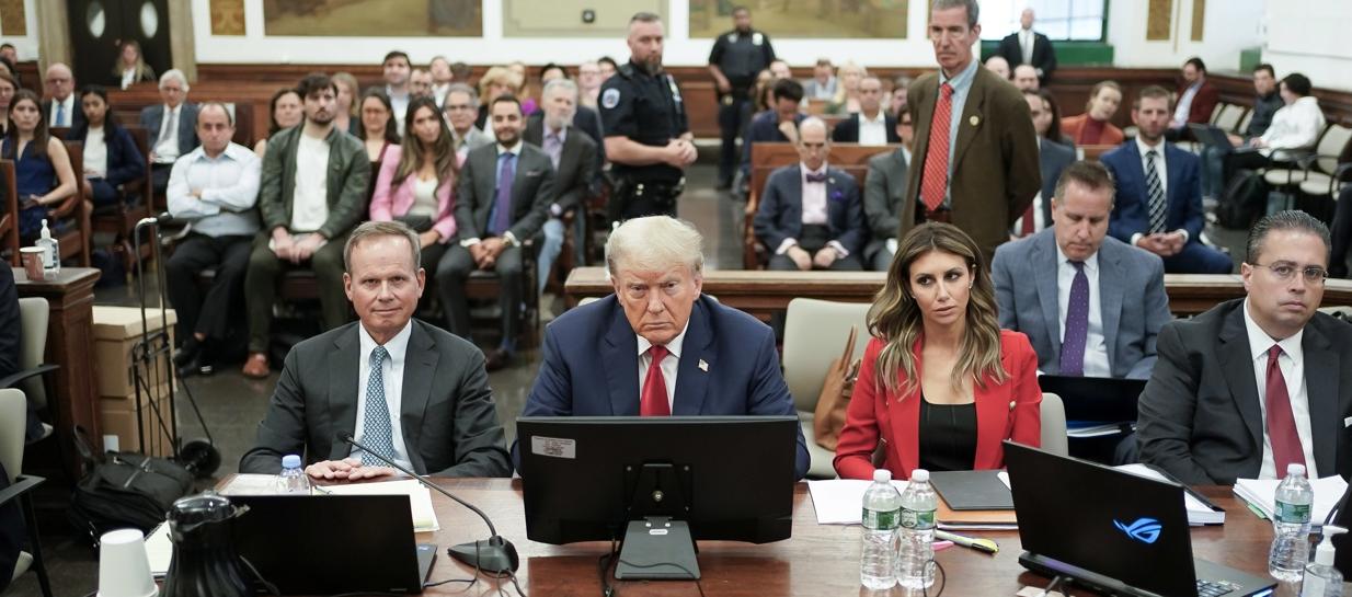  Donald Trump junto a sus abogados Christopher Kise y Alina Habba durante el juicio.