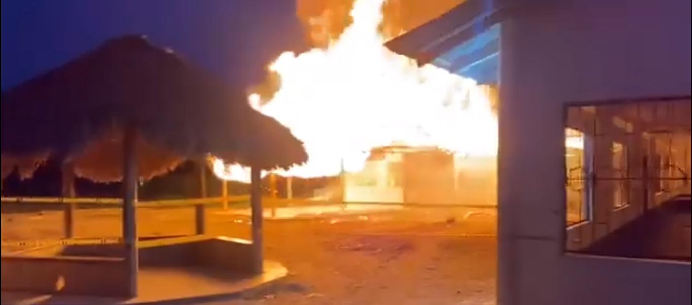 El incendio en el kiosco donde se realiza el conteo de votos