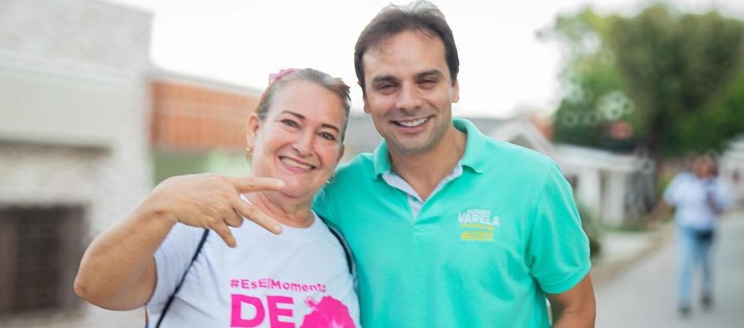 El candidato Alfredo Varela con una de sus simpatizantes